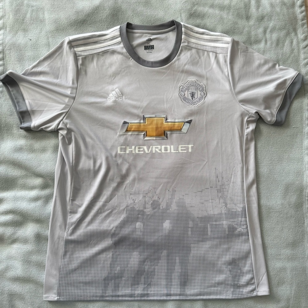 Manchester United Jersey (Light Gray) - EUC